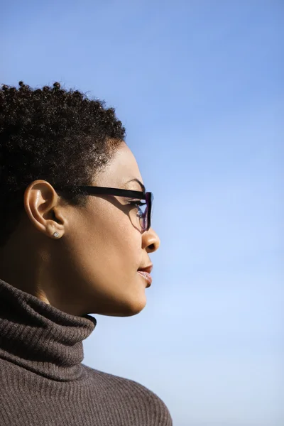 Profil einer jungen afrikanisch-amerikanischen Frau — Stockfoto