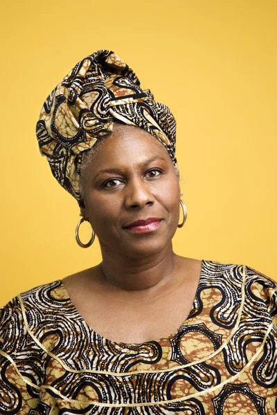 Kobieta ubrana w strój afrykański. — Zdjęcie stockowe
