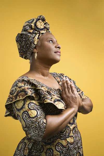Mujer vestida con traje africano . —  Fotos de Stock