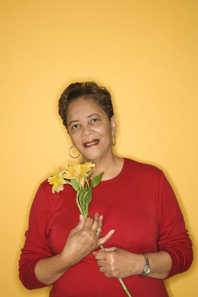 Woman holding flowers. — Stock Photo, Image