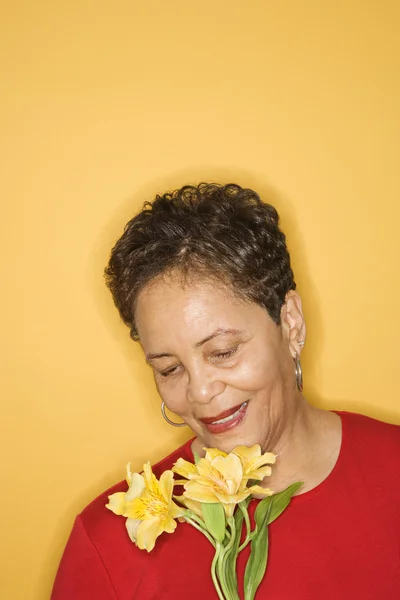 꽃을 든 여자 의사 진. — 스톡 사진