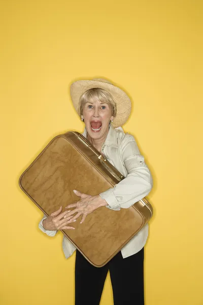 Mujer agarrando maleta . — Foto de Stock
