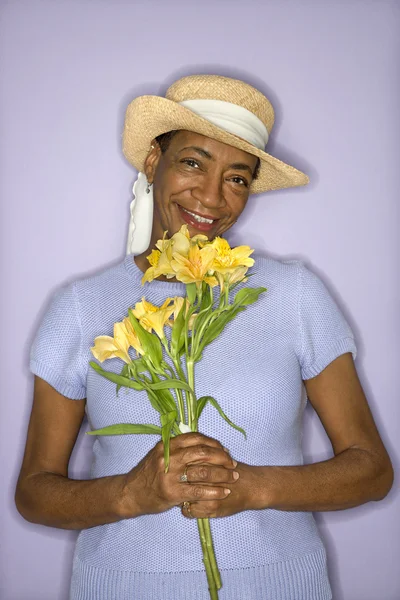 Žena s květinami. — Stock fotografie
