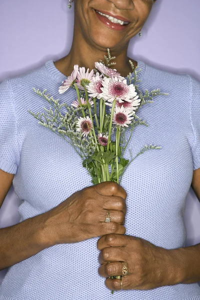 Mulher segurando flores . — Fotografia de Stock