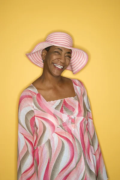 粉红色的帽子的女人. — 图库照片
