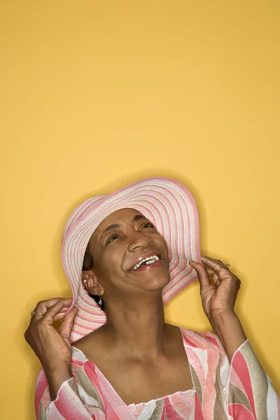 Mujer sosteniendo su sombrero . — Foto de Stock