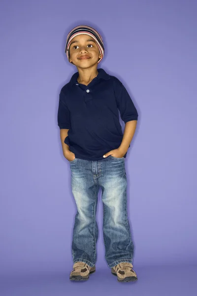 Porträt eines stehenden Jungen. — Stockfoto