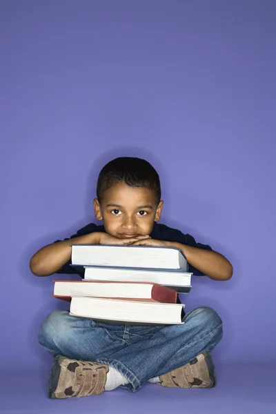 Chłopiec siedzi z książki. — Zdjęcie stockowe