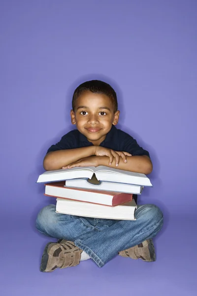 Хлопчик сидить з книгами . — стокове фото