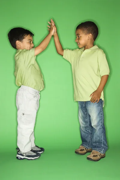 Meninos dando alta cinco . — Fotografia de Stock