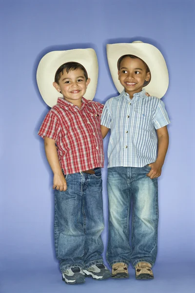 Chłopcy w kowbojskich kapeluszach. — Zdjęcie stockowe