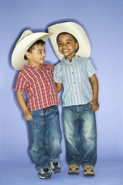 Αγόρια που φορούν καπέλα καουμπόη. — Φωτογραφία Αρχείου