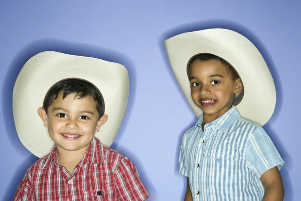 Jongens dragen cowboy hoeden. — Stockfoto