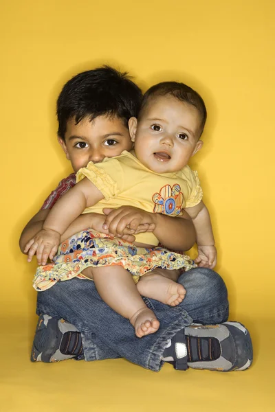 Çocuk holding bebek dişi. — Stok fotoğraf