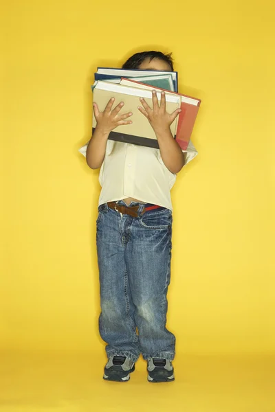 Junge hält Bücher in der Hand. — Stockfoto