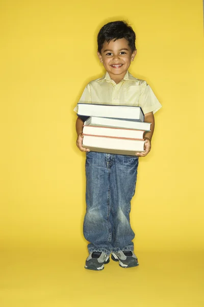 Niño sosteniendo libros . — Foto de Stock