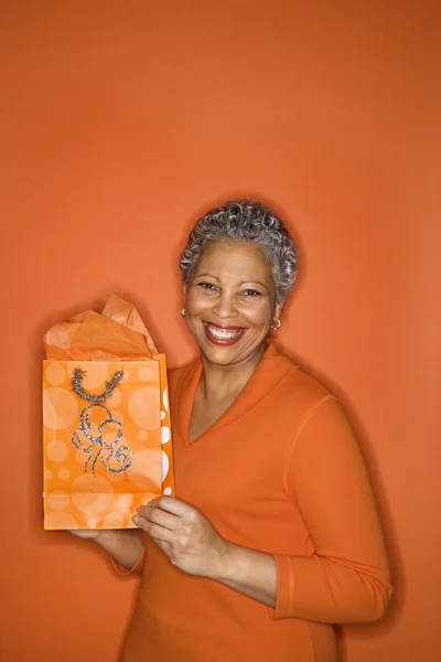 Woman holding gift bag. — Stock Photo, Image