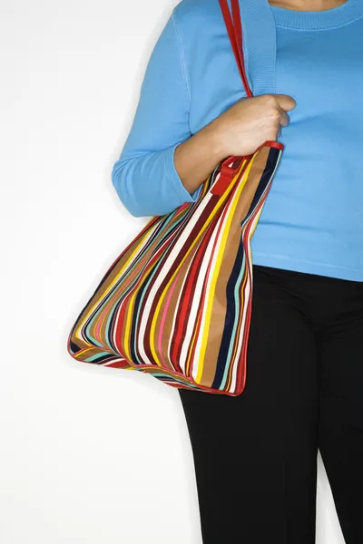 Mulher segurando bolsa grande . — Fotografia de Stock