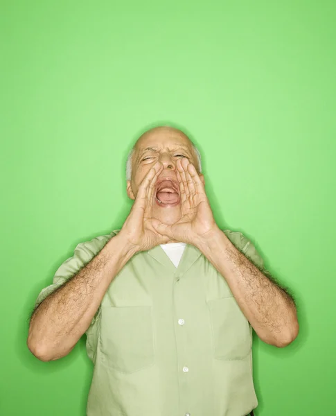 Homem com as mãos na boca gritando . — Fotografia de Stock