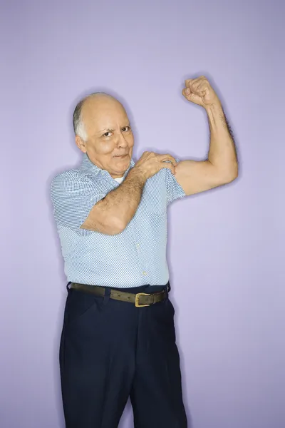 Człowiek wyginanie mięśni. — Zdjęcie stockowe