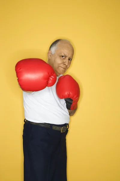 Зрелый мужчина в боксёрских перчатках . — стоковое фото