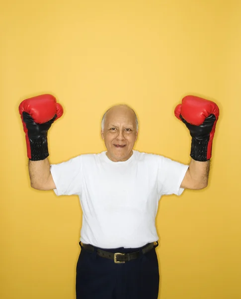 Mann trägt Boxhandschuhe. — Stockfoto