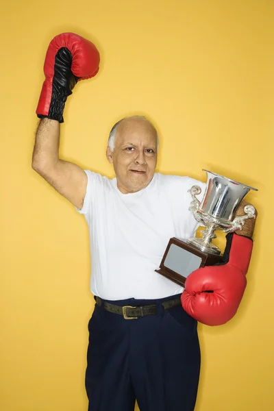 Зрелый человек с трофеем . — стоковое фото