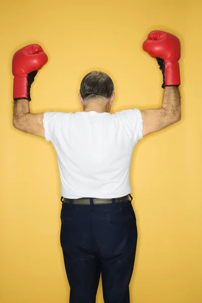 Mann trägt Boxhandschuhe. — Stockfoto
