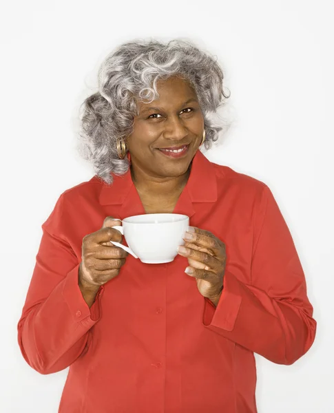 Mujer sosteniendo taza de café. — Foto de Stock