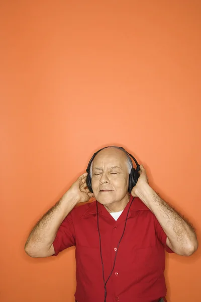 Man die naar muziek luistert. — Stockfoto