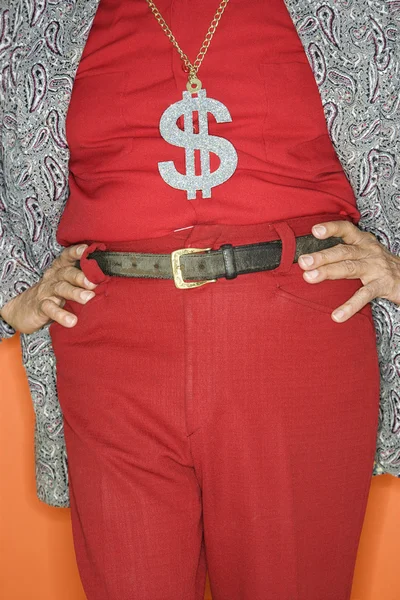 Άνθρωπος φορώντας χρήματα σημάδι κολιέ. — Φωτογραφία Αρχείου