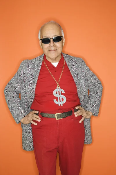 Mann trägt Halskette mit Geldzeichen. — Stockfoto
