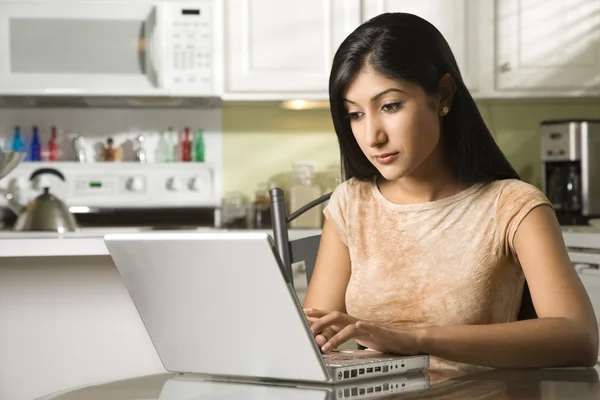 Mujer joven usando el ordenador portátil —  Fotos de Stock