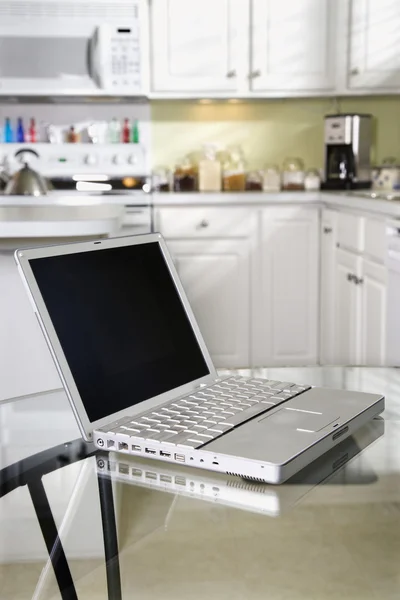 Komputer przenośny w kuchni. — Zdjęcie stockowe