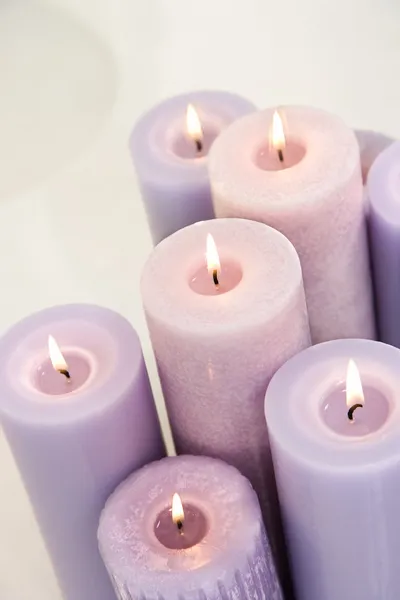 Zapálil svíčky lavendar. — Stock fotografie