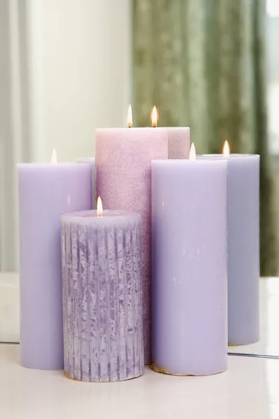 Velas púrpuras ardiendo . —  Fotos de Stock