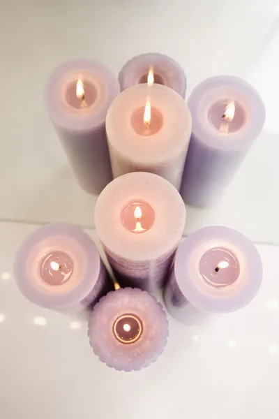 Skupina hořících svíček. — Stock fotografie
