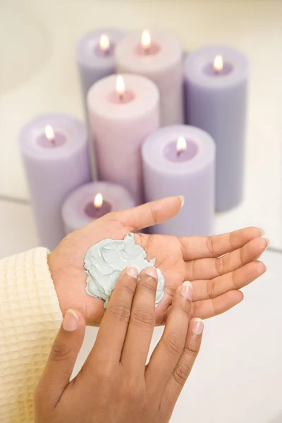 Mulher com esfoliação de beleza facial . — Fotografia de Stock