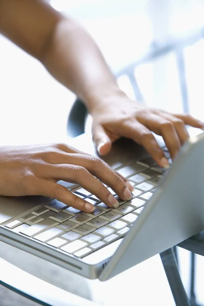 Kvinnan skriver på datorn. — Stockfoto