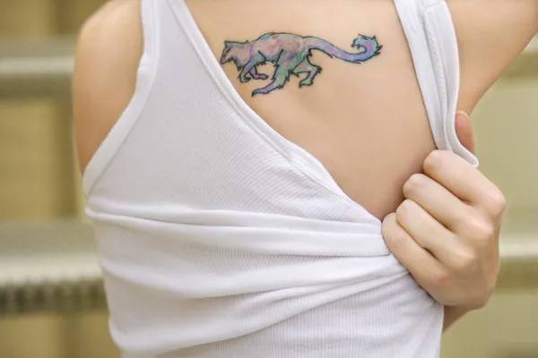 Mladá žena s tetováním. — Stock fotografie