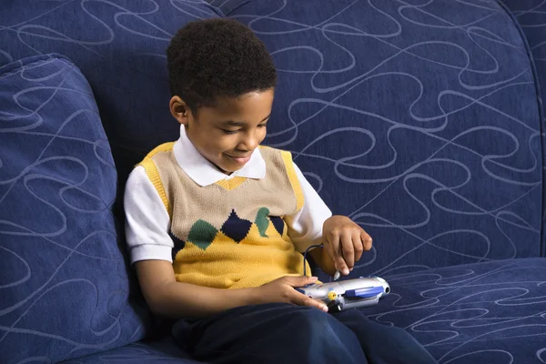 Мальчик играет в компьютерные игры. — стоковое фото
