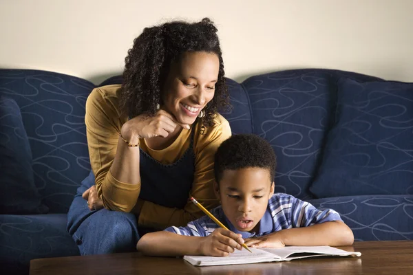 Syn žena pomoc s domácími úkoly — Stock fotografie