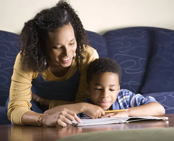 Donna aiutare figlio con i compiti — Foto Stock