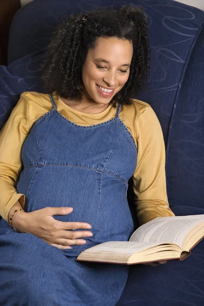 Zwangere vrouw lezing boek. — Stockfoto
