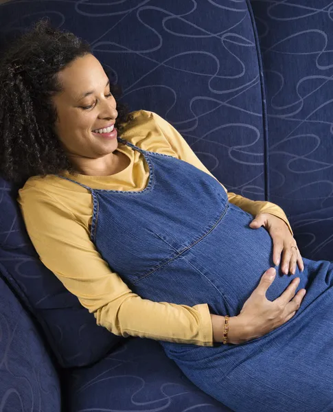 Kobieta w ciąży uśmiechający się. — Zdjęcie stockowe