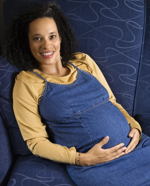 Mujer embarazada sosteniendo vientre. — Foto de Stock
