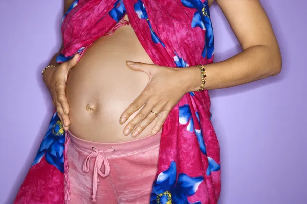 Mulher grávida mostrando estômago . — Fotografia de Stock