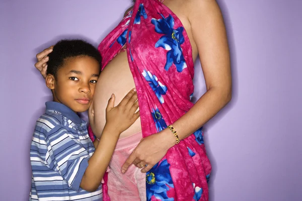Zoon en zwangere moeder. — Stockfoto