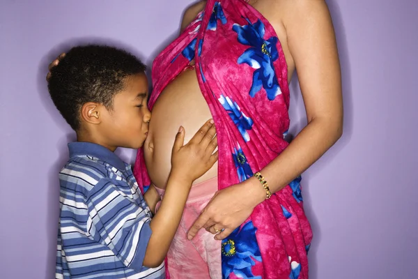 Sohn küsst Mamas schwangeren Bauch. — Stockfoto