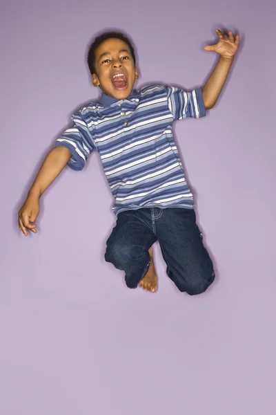 Netter Junge springt. — Stockfoto